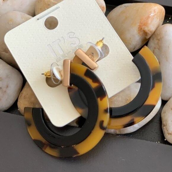 Two Tone Acrylic Round Hoop Earrings - Picture 7 of 7